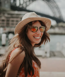 lady-at-the-harbour-bridge (desktop)