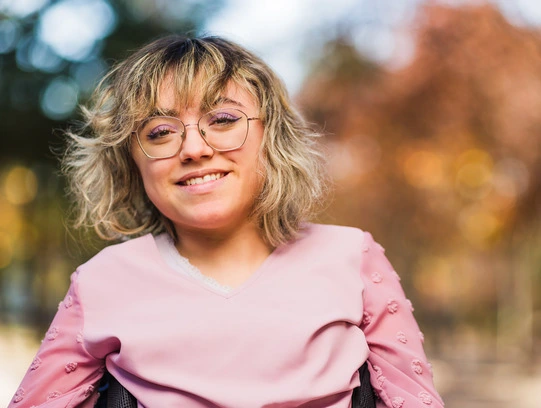 woman-smiling-outside (desktop)